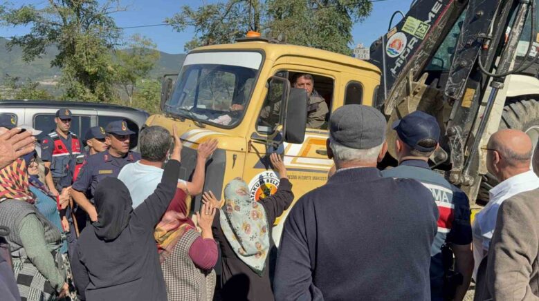 vatandaslar hayvan barinagina karsi is makinesinin onunu kesti hKsgqwyx