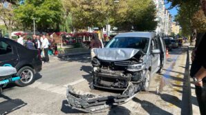 yayaya yol vermek icin duran otomobile hafif ticari arac carpti 2 yarali zZPiZmxl