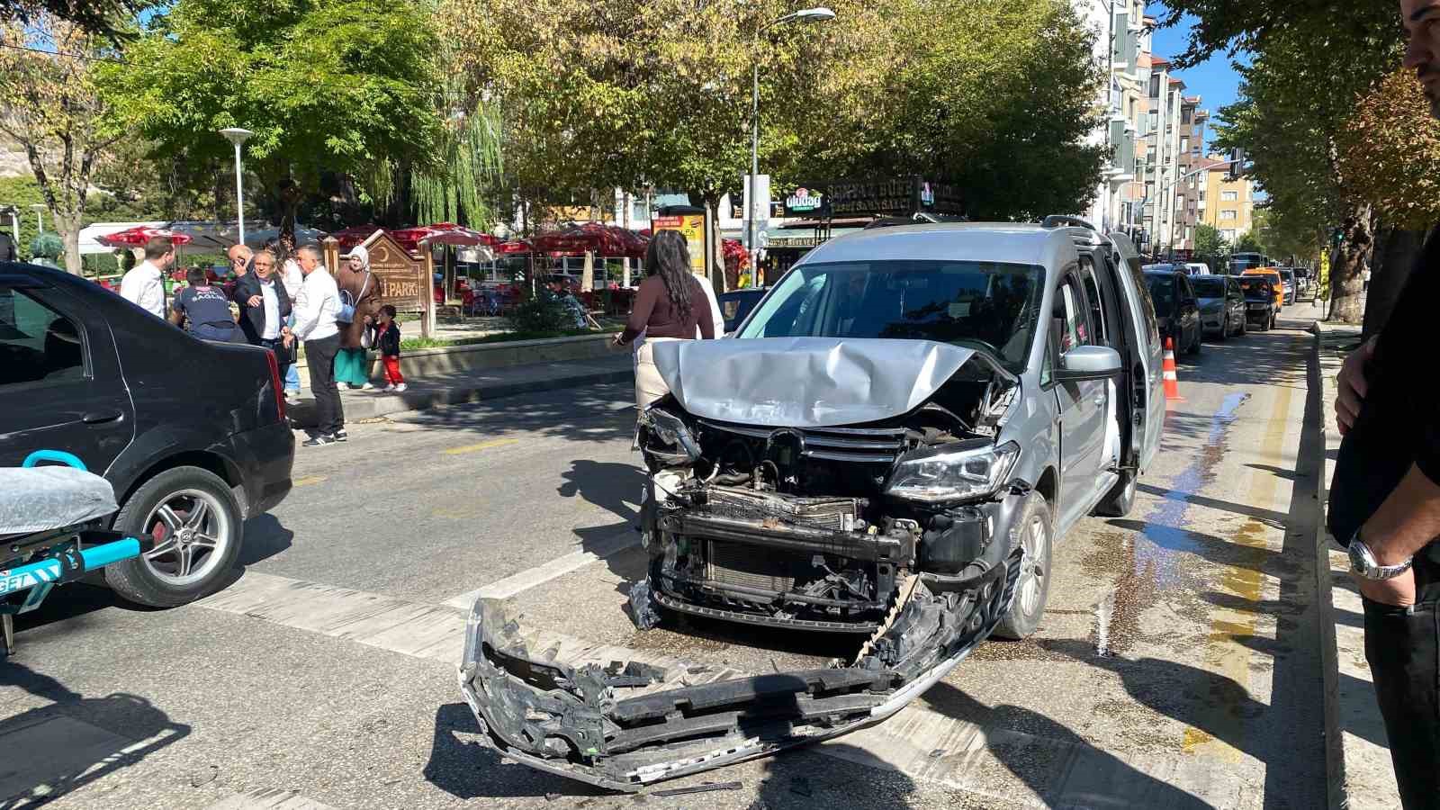 yayaya yol vermek icin duran otomobile hafif ticari arac carpti 2 yarali