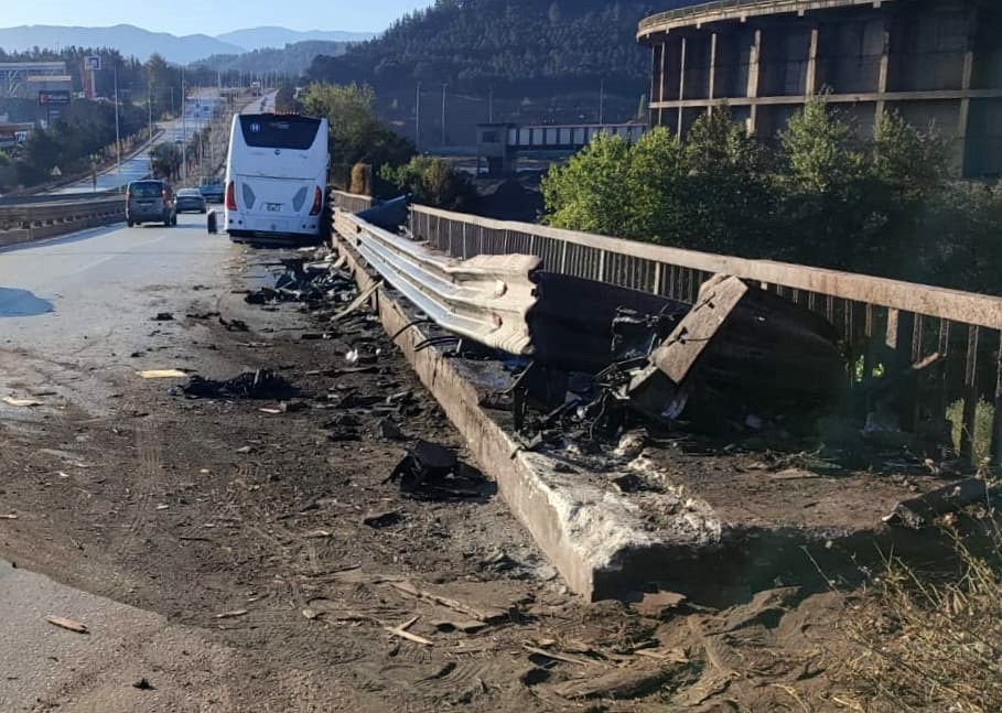 yolcu otobusu kopru bariyerlerine carpti 1 yarali