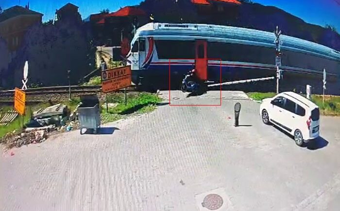 yolcu treni hemzemin gecitte motosiklete carpti 7W7DjZHM