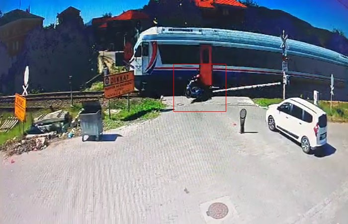 yolcu treni hemzemin gecitte motosiklete carpti 7W7DjZHM