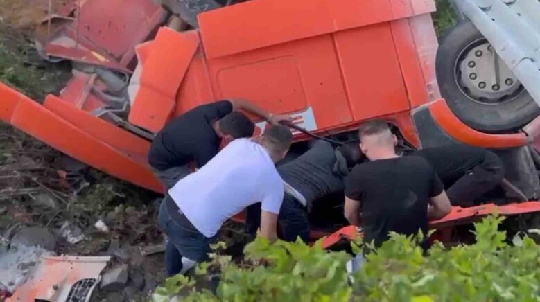 zonguldak eregli kara yolunda tir devrildi 1 yarali 1VlBVWwX