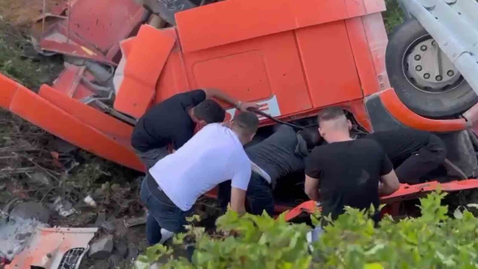 zonguldak eregli kara yolunda tir devrildi 1 yarali 1VlBVWwX