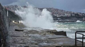 zonguldakta dalgalar 7 metrelik liman duvarini asti CW4zD4bA