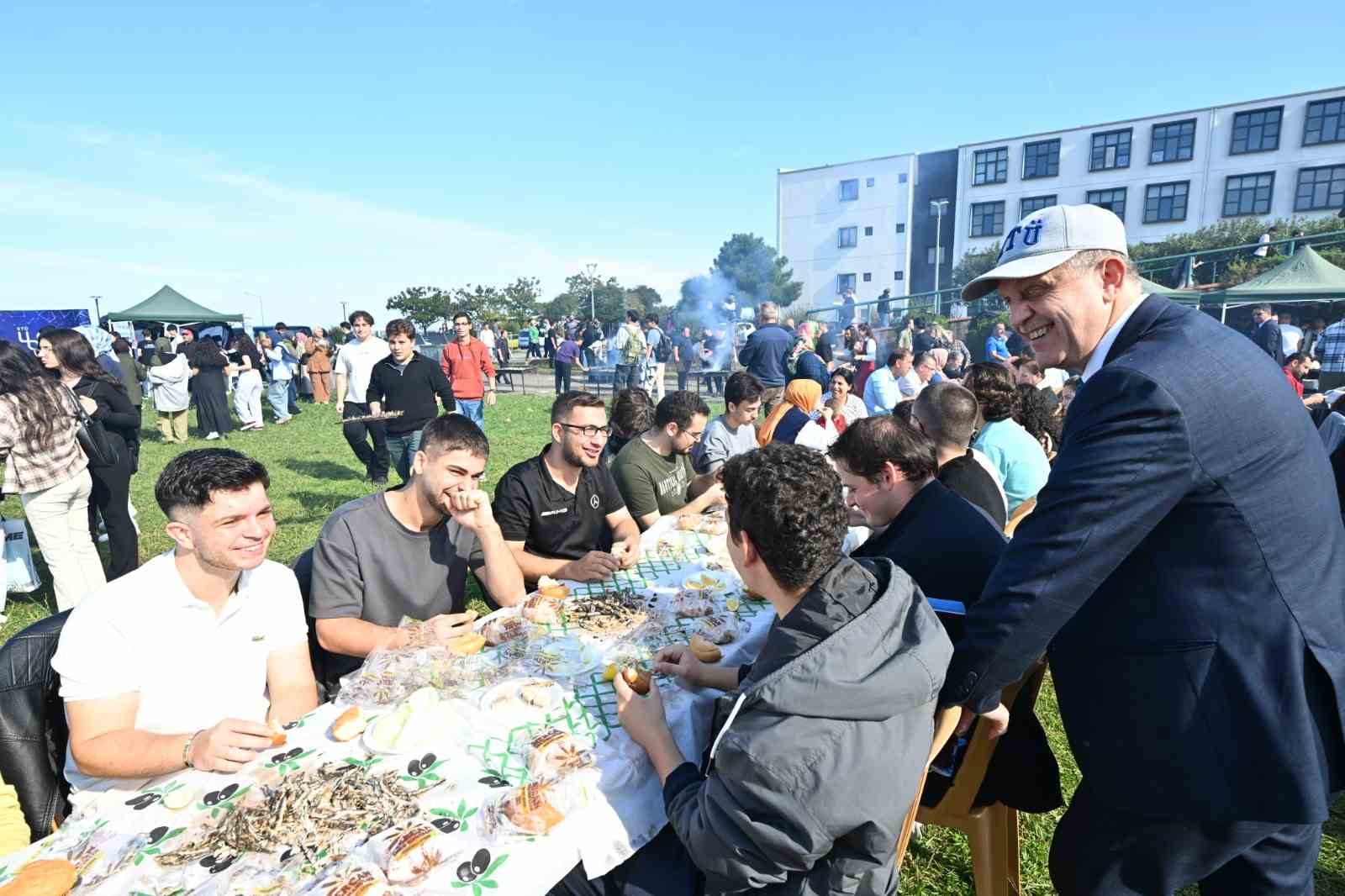 2 saatte 3 ton hamsi yediler vDvjzldT