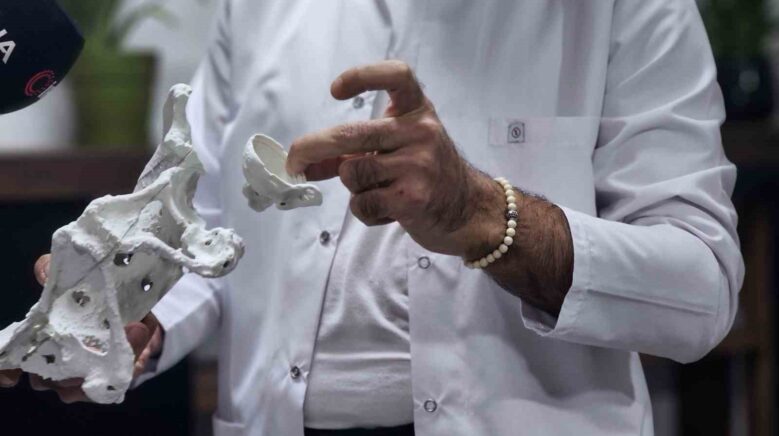 60 yasindaki kadin 3d yaziciyla uretilen kalca proteziyle sagligina kavustu A3B8VHeh