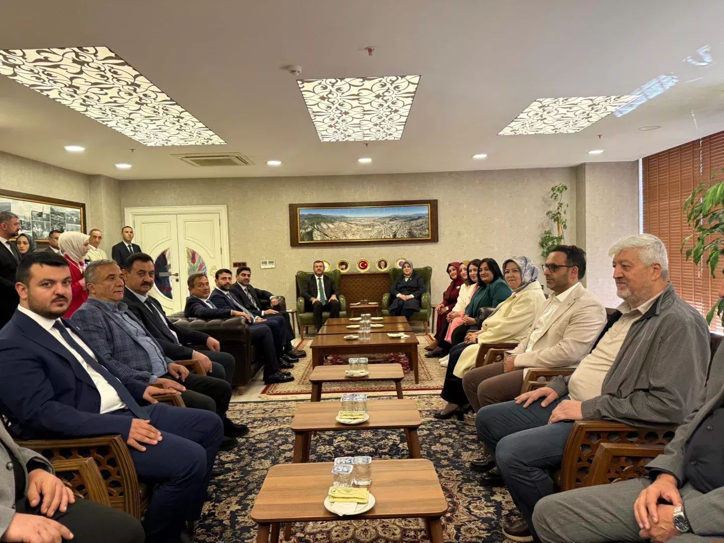 UST MANSET2AK Parti Kadin Kollari Ust Duzey Heyeti Karabukte2 1