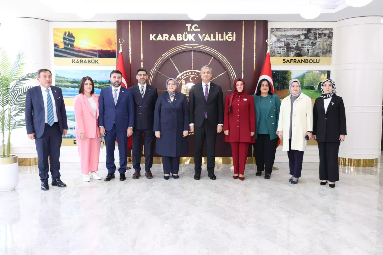 UST MANSET2AK Parti Kadin Kollari Ust Duzey Heyeti Karabukte2 3