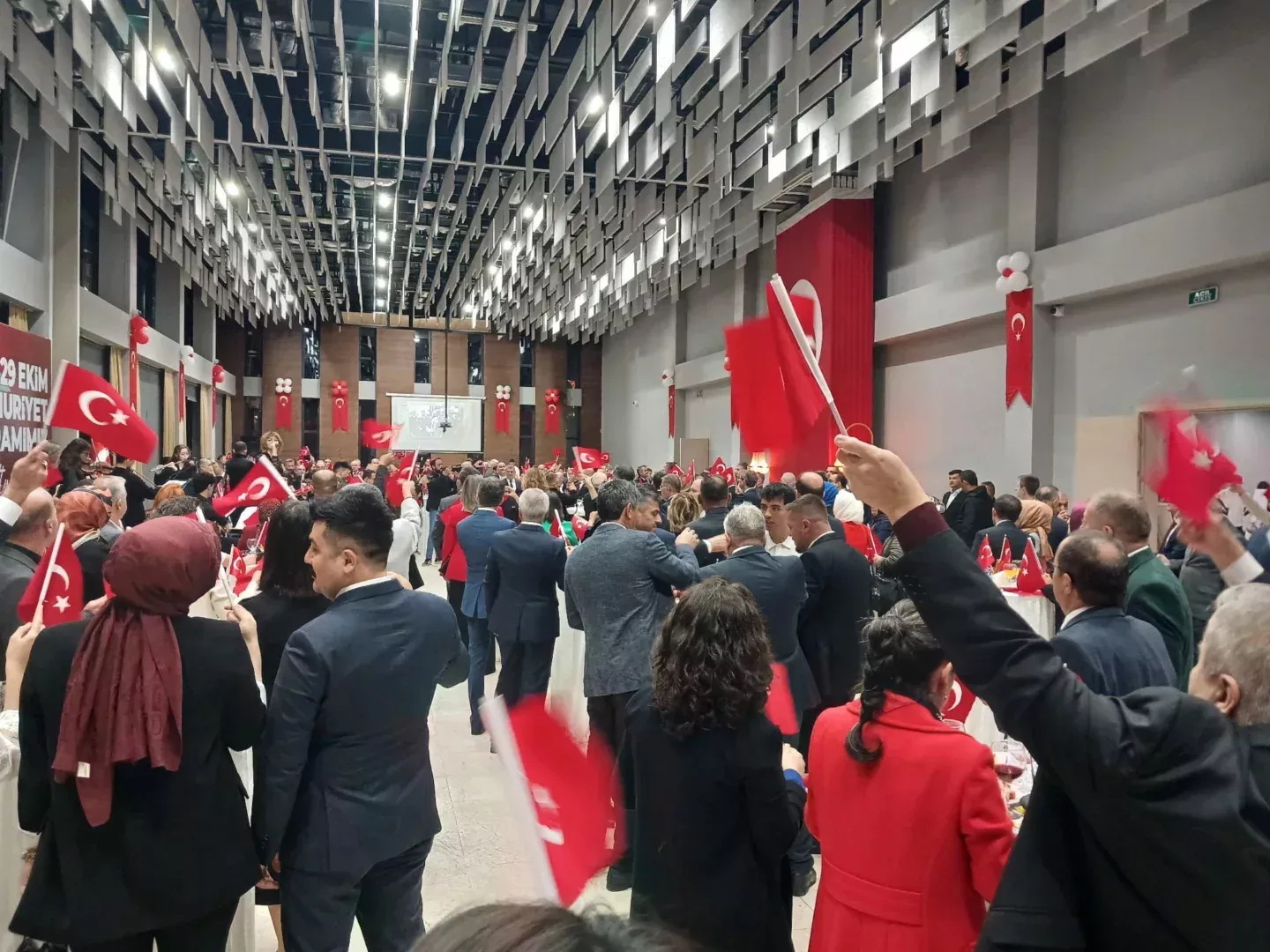 Vali Yavuz Cumhuriyet Coskusuna Ev Sahipligi Yapti1