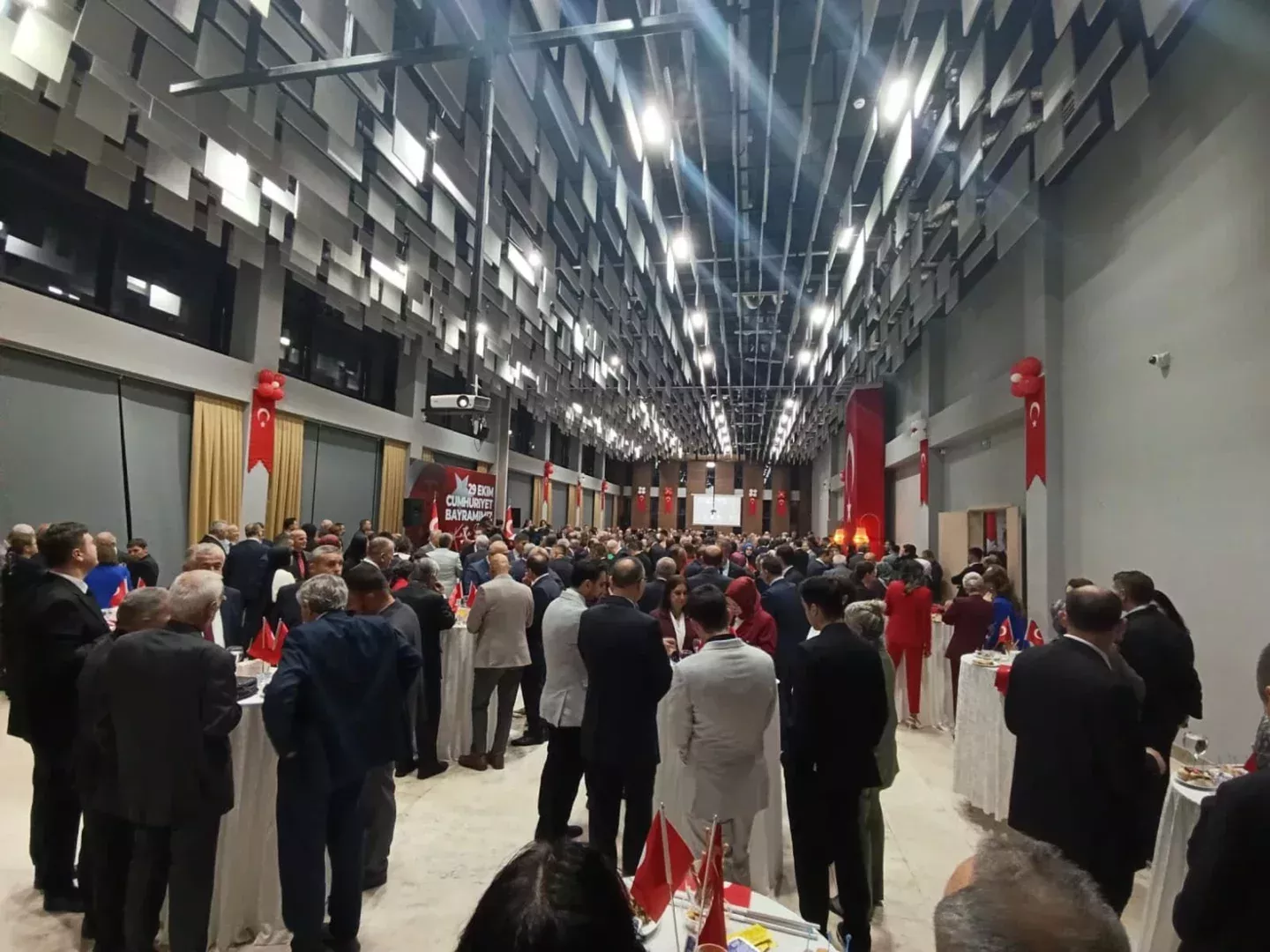 Vali Yavuz Cumhuriyet Coskusuna Ev Sahipligi Yapti4