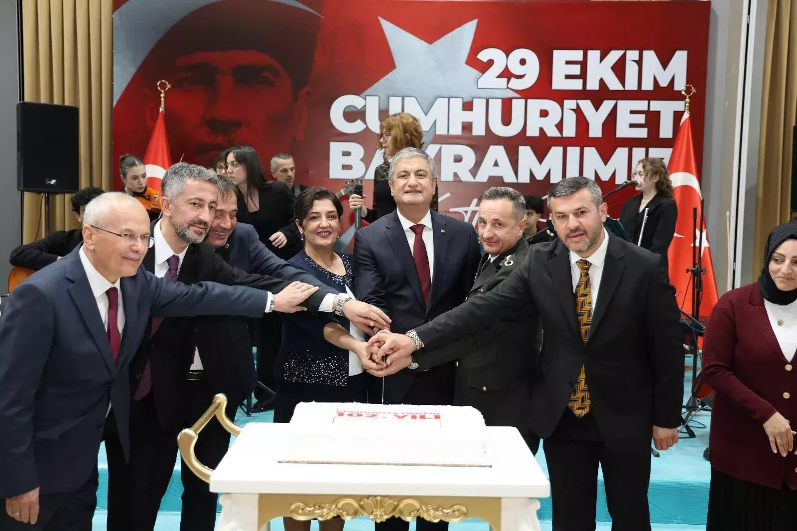 Vali Yavuz Cumhuriyet Coskusuna Ev Sahipligi Yapti5