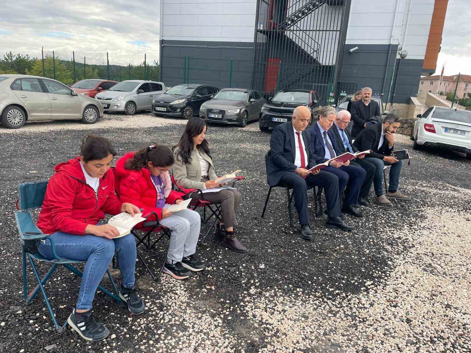 alaplida agac golgesinde kitap okuma etkinligi HAqz13KT