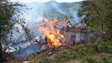 alevlere teslim olan ahsap ev kule dondu a7dhmGi6