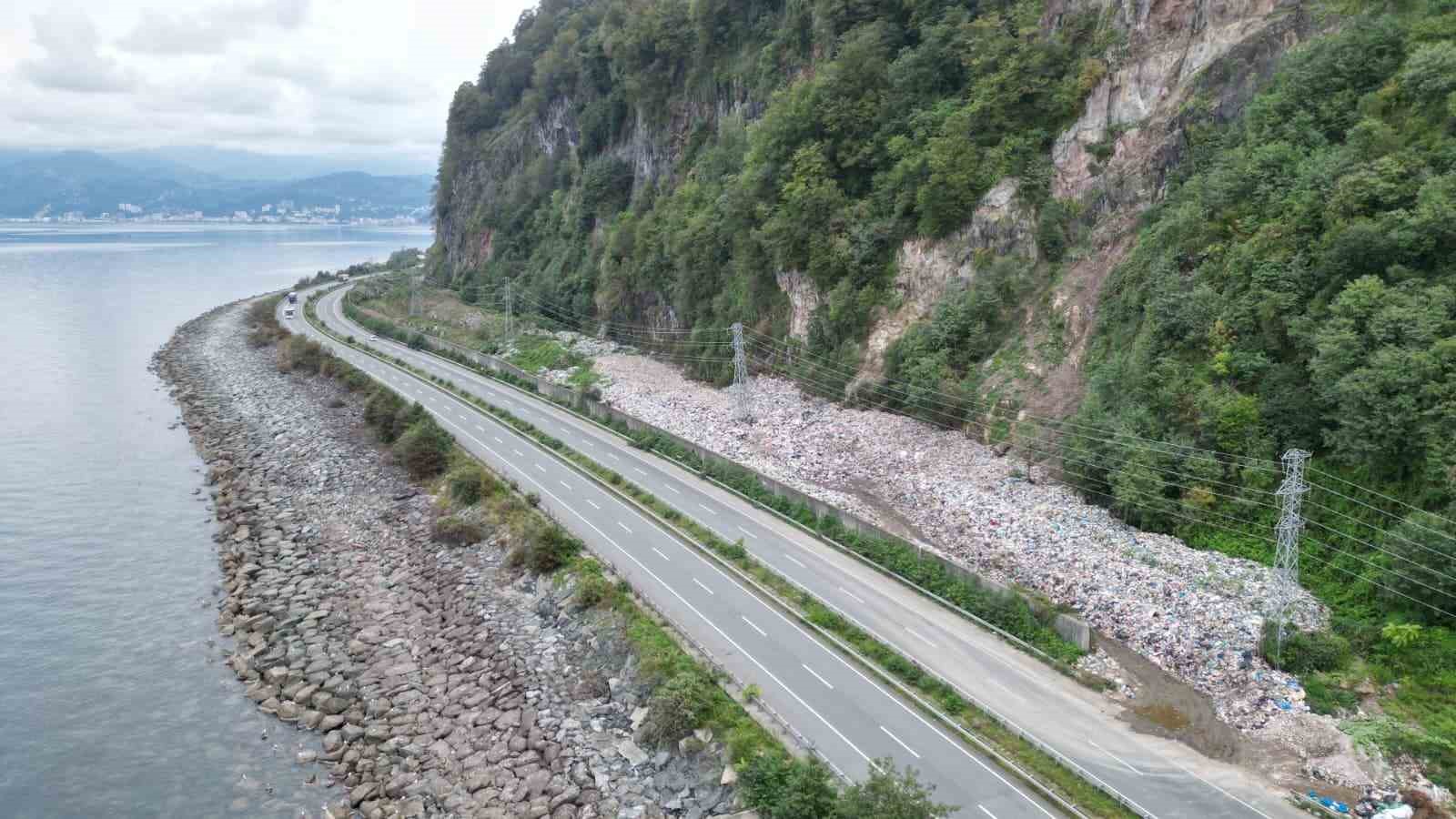 artvinde karadeniz sahil yolu kenarindaki cop daglari tepki cekiyor BzLjelfH
