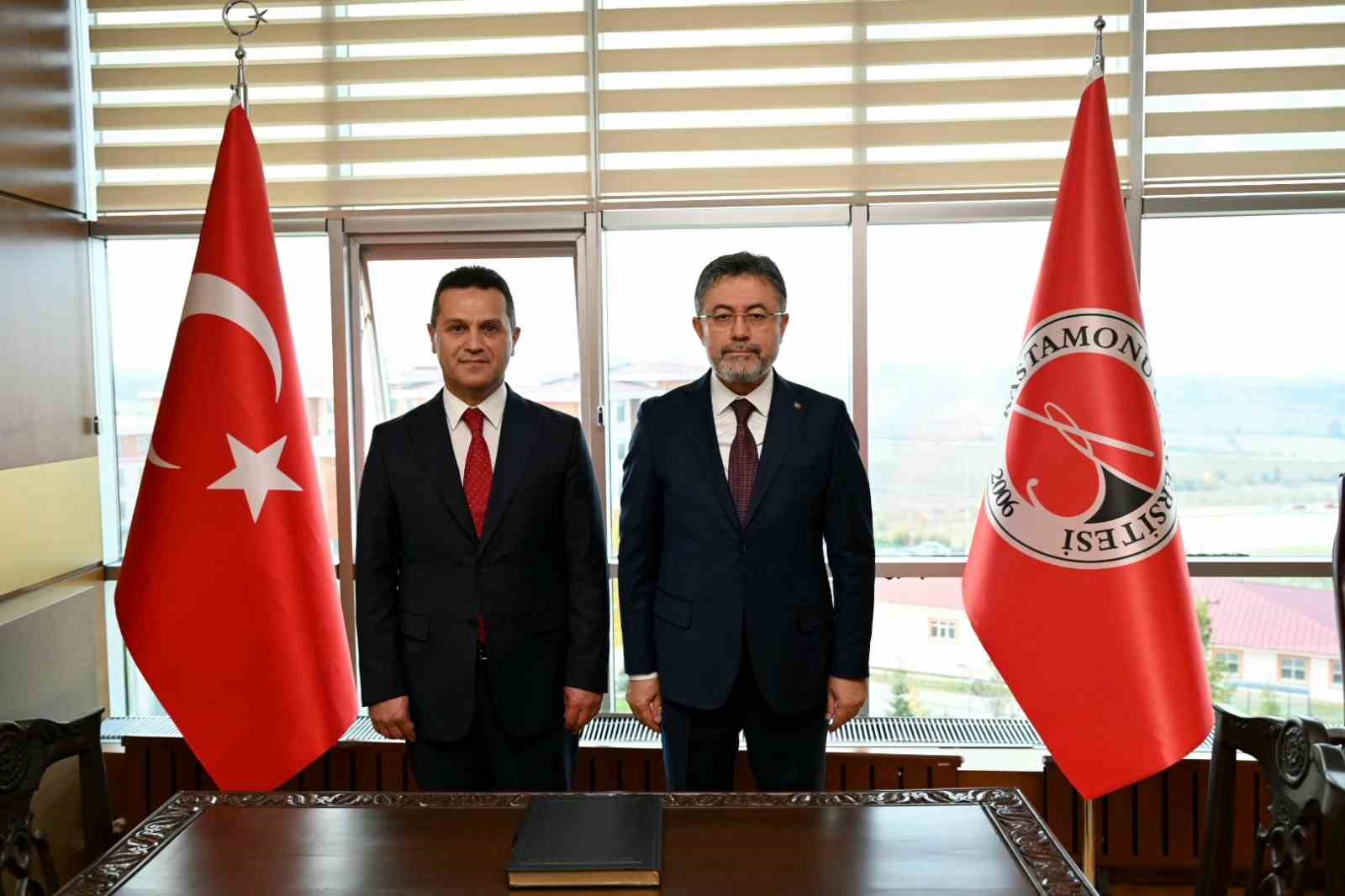 bakan yumakli rektor topaldan calismalarla ilgili bilgi aldi TfhspBAv