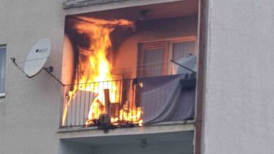 balkonda cikan yangin evi kule ceviriyordu FnPzmCwe