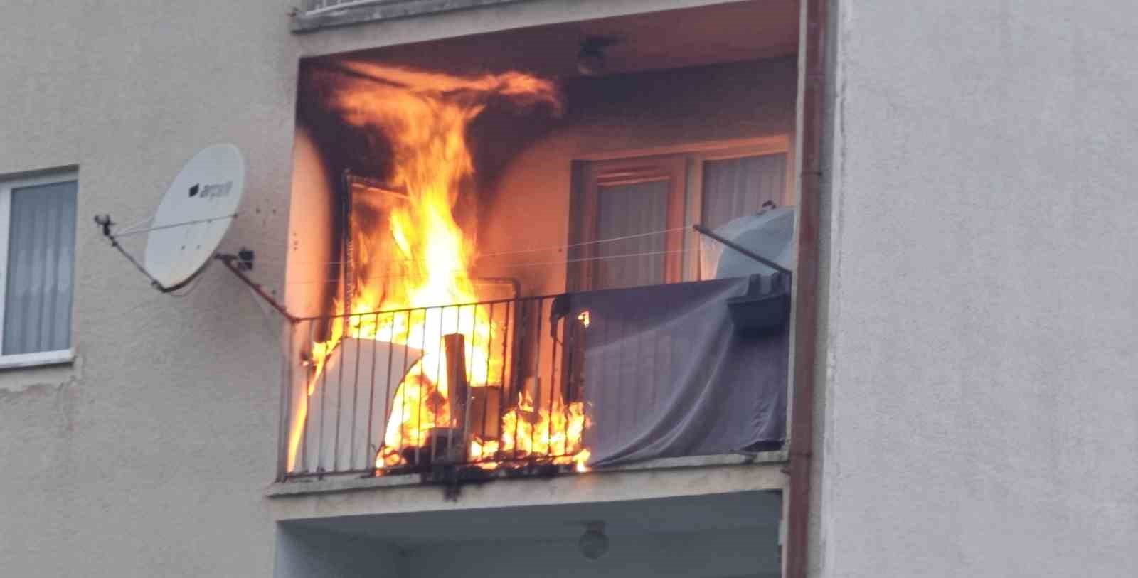 balkonda cikan yangin evi kule ceviriyordu FnPzmCwe