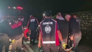 bartinda otomobil bariyerlere carpti 4 yarali lcyhrUjj