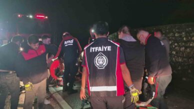 bartinda otomobil bariyerlere carpti 4 yarali lcyhrUjj