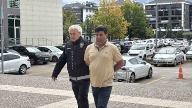 boluda aracin dingillerine gizlenmis 7 kilo uyusturucu ele gecirildi Q9WIIxVX