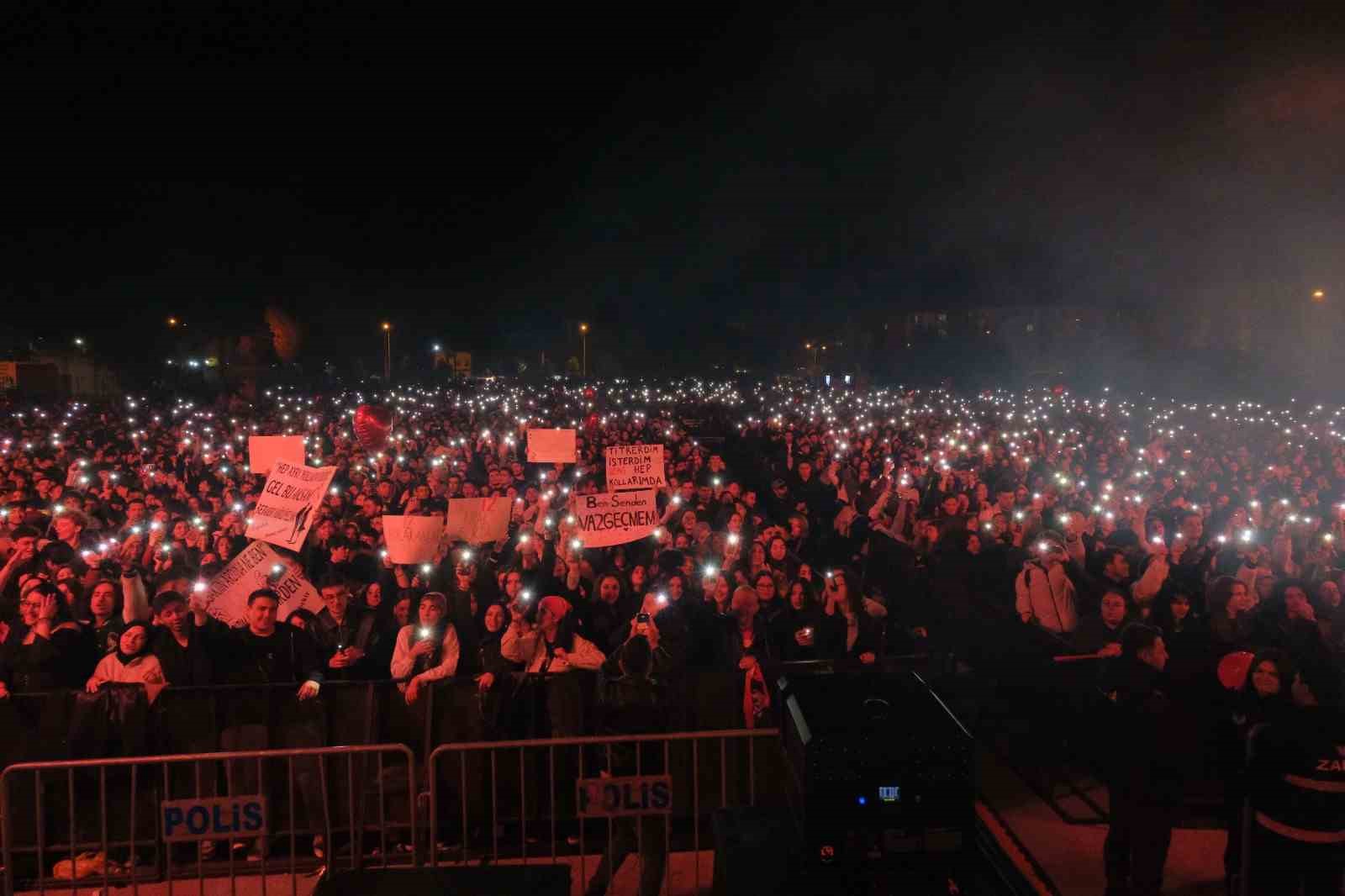 boluda binlerce kisi manga konserinde cumhuriyet coskusunu yasadi YtEv6n9I