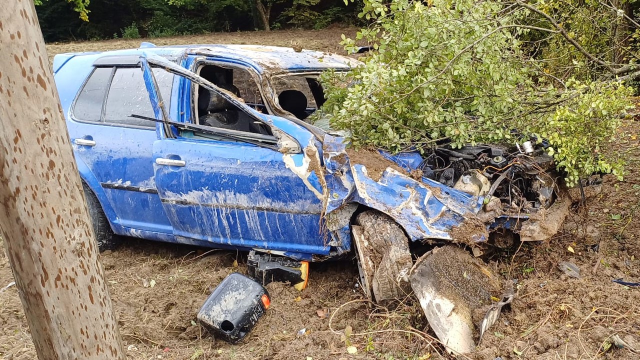 boluda otomobil tarlaya uctu hurdaya dondu 1 yarali 5N62uvHH