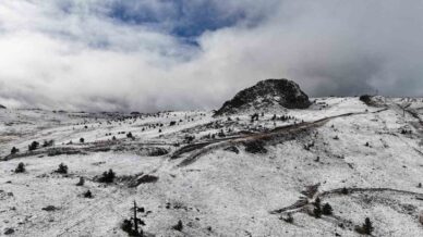 bolunun yuksekleri beyaz ortuyle kaplandi Ti23yZzX