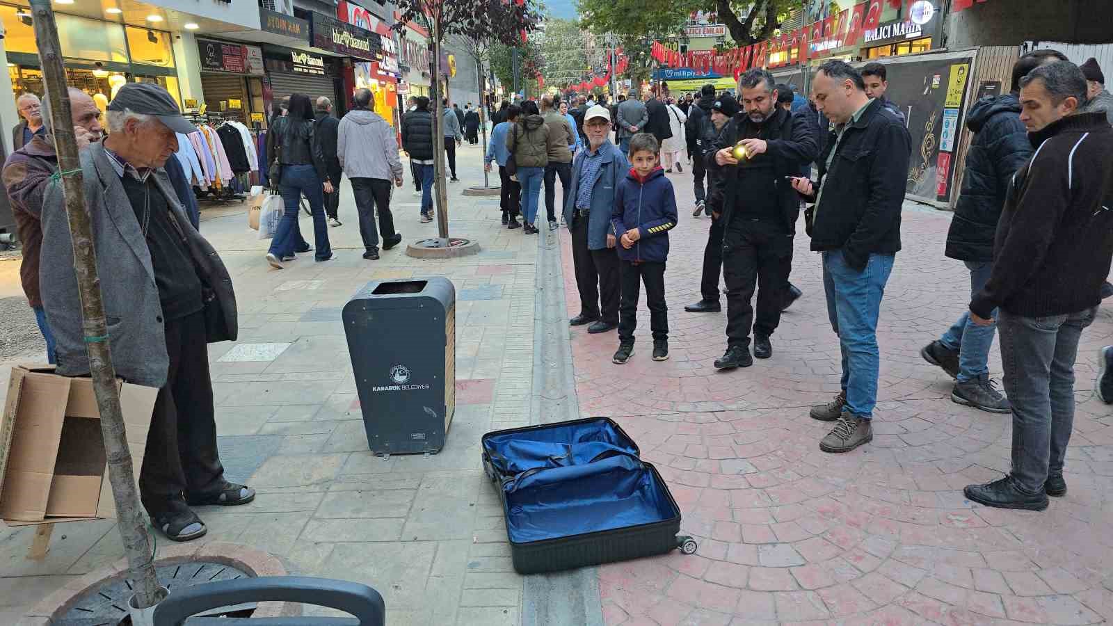 cop kutusu yanina birakilan valiz panige neden oldu UGeUgIlP