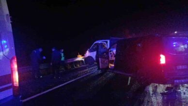 corumda kamyonet ile minibus carpisti 7 yarali LkWIX93m