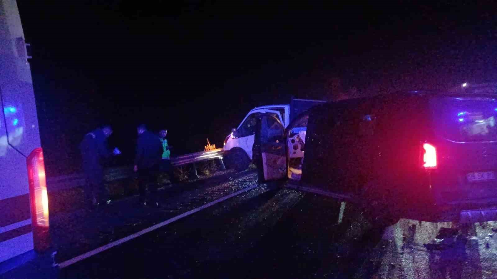 corumda kamyonet ile minibus carpisti 7 yarali LkWIX93m