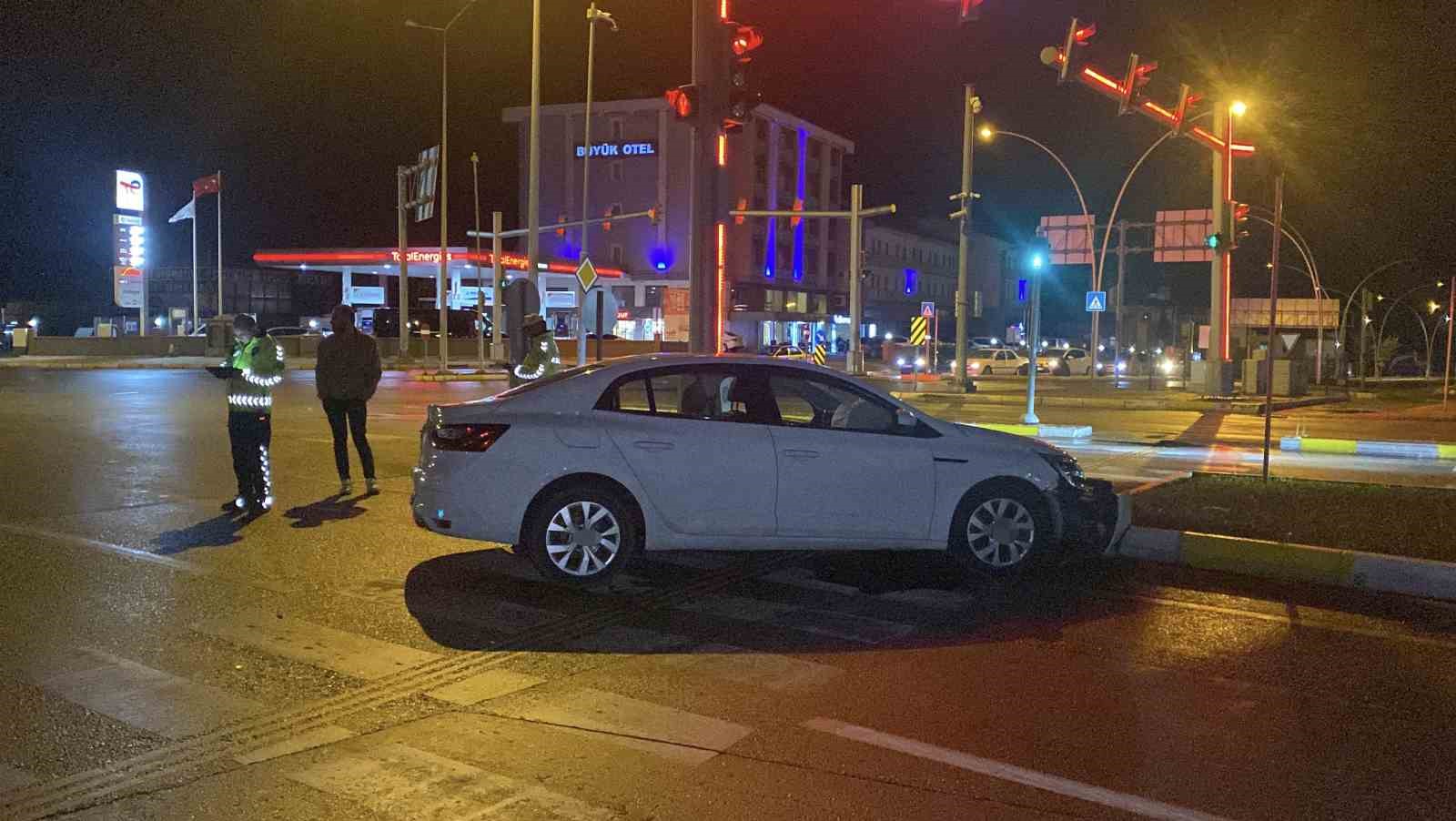 corumda otomobil refuje carpti 1 yarali Pn5EunGV