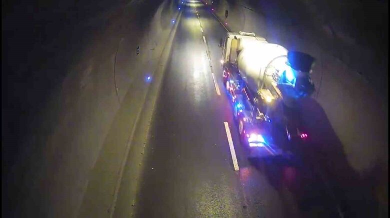 cumhurbaskani erdoganin rizede konvoyunun gececegi tunelde trafik polisleri olasi kazayi onledi DA6PAk18