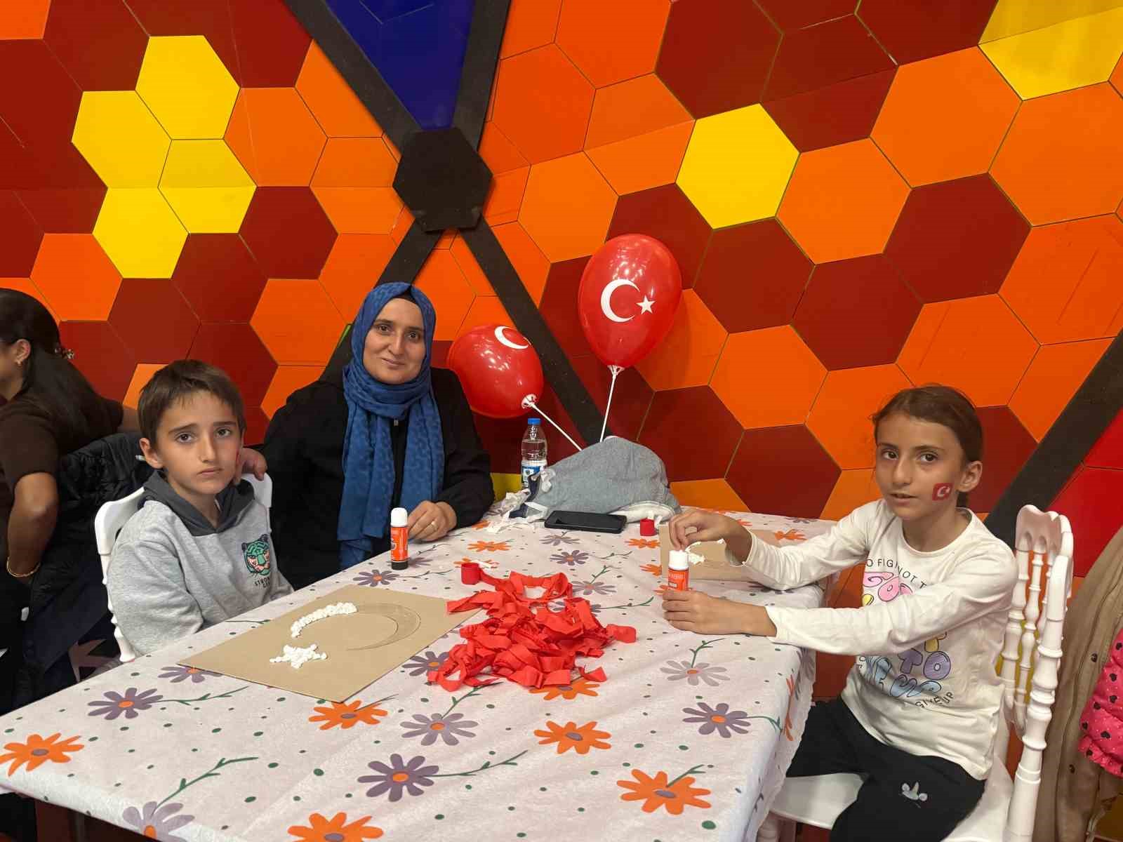 cumhuriyet coskusu aile atolyesinde yasandi VnSXiLEg