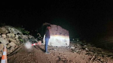 dusen dev kaya karayolunu ulasima kapatti C4fxhaGZ