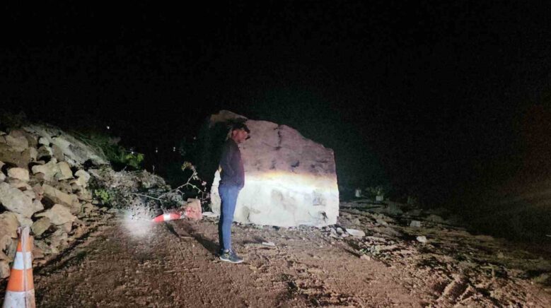 dusen dev kaya karayolunu ulasima kapatti C4fxhaGZ