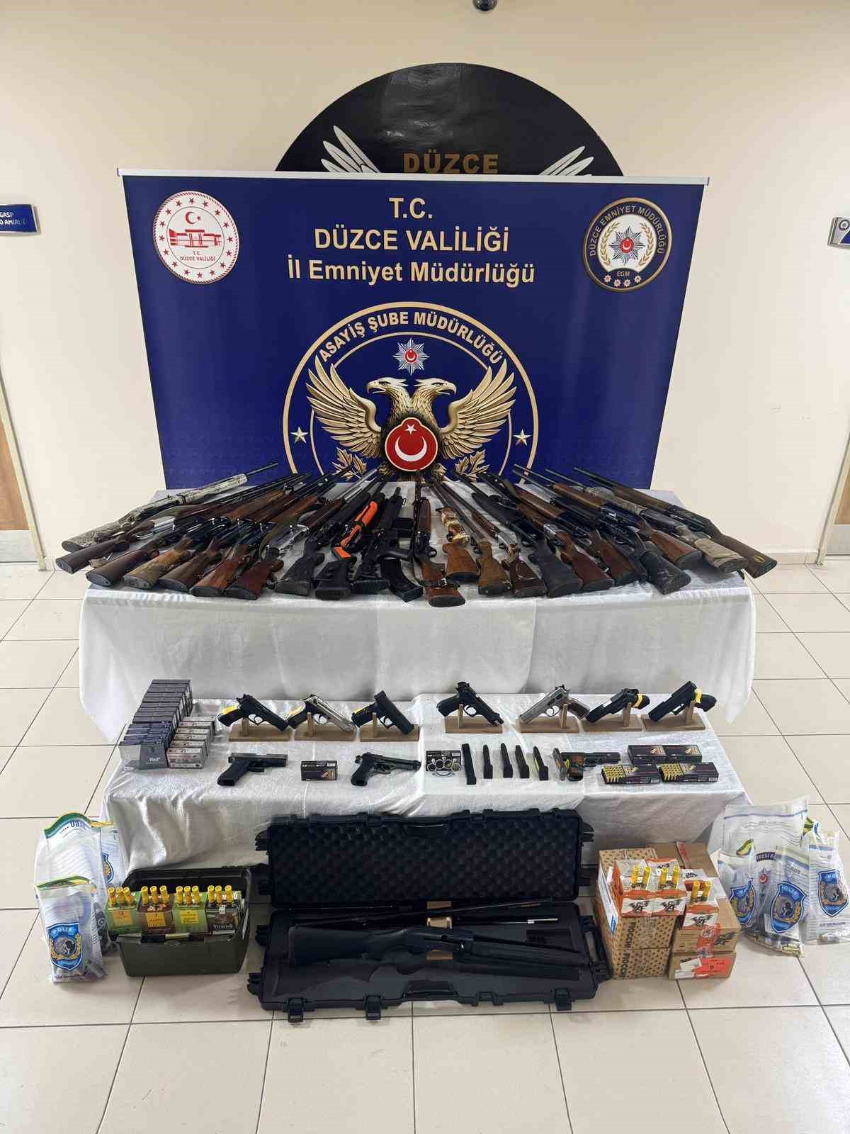 duzcede sosyal medya uzerinden silah teshiri yapan sahislara yonelik operasyon 24 gozalti QdcpXZQX