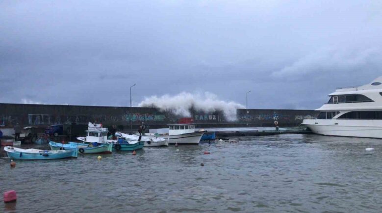 faroz limanini dev dalgalardan korumak icin 21 tonluk beton bloklarin dokumu suruyor OHIAUgZs