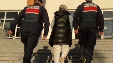 feto uyeliginden aranan kadin jandarma tarafindan yakalandi O6zCC2IG