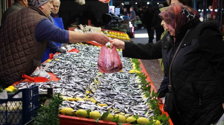 fiyati dusen hamsiye talep artti son 10 yildir boyle guzel hamsi gelmedi KqdpLMRg