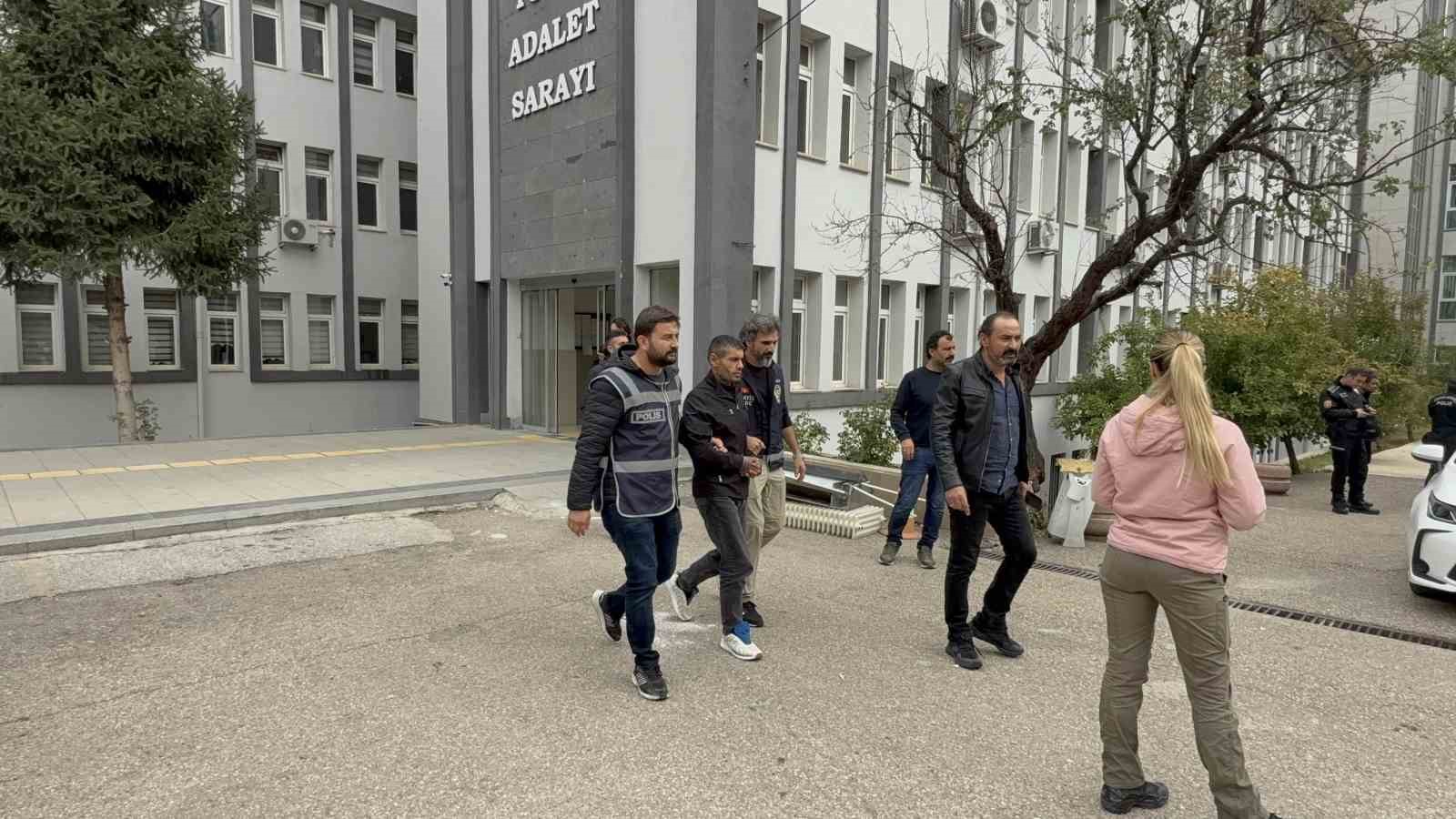 gercek polisler sahte polisi kiskivrak yakaladi pCJ8liH3