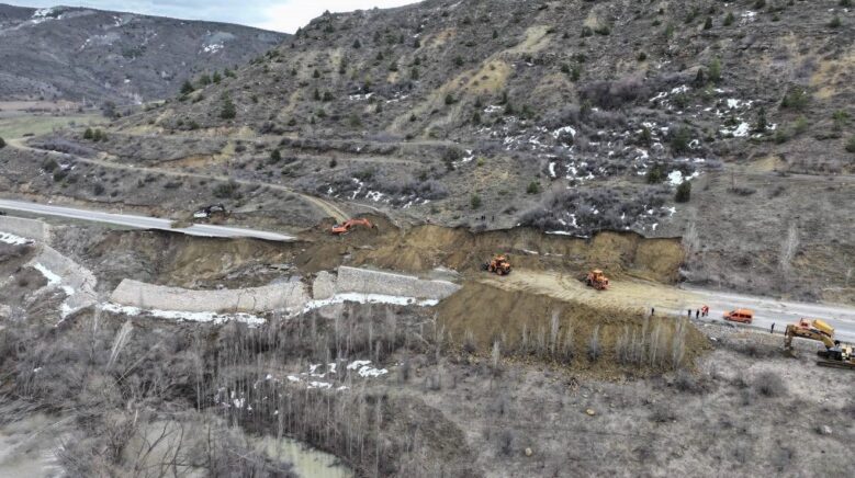gumushane erzincan karayolundaki heyelan bolgesinde calismalar suruyor Tkdzk9dm