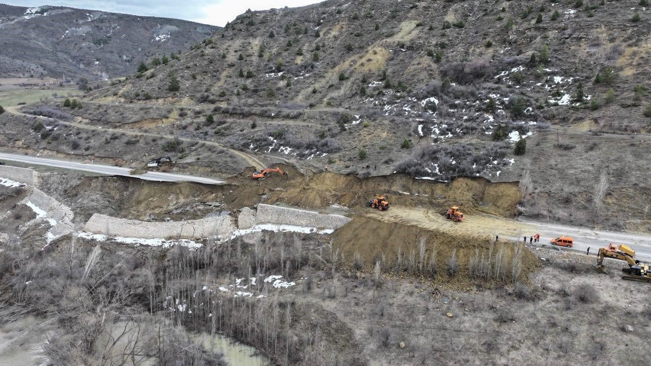 gumushane erzincan karayolundaki heyelan bolgesinde calismalar suruyor Tkdzk9dm