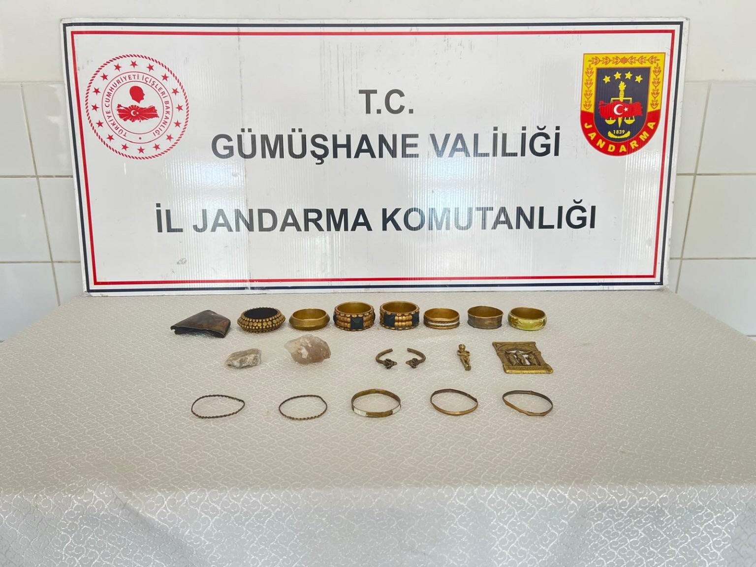 gumushanede tarihi eser operasyonunda cok sayida obje ele gecirildi FBgVNifp