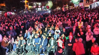 halk konserinde devrekliler sevcan orhan ile costu CFiAkU9w