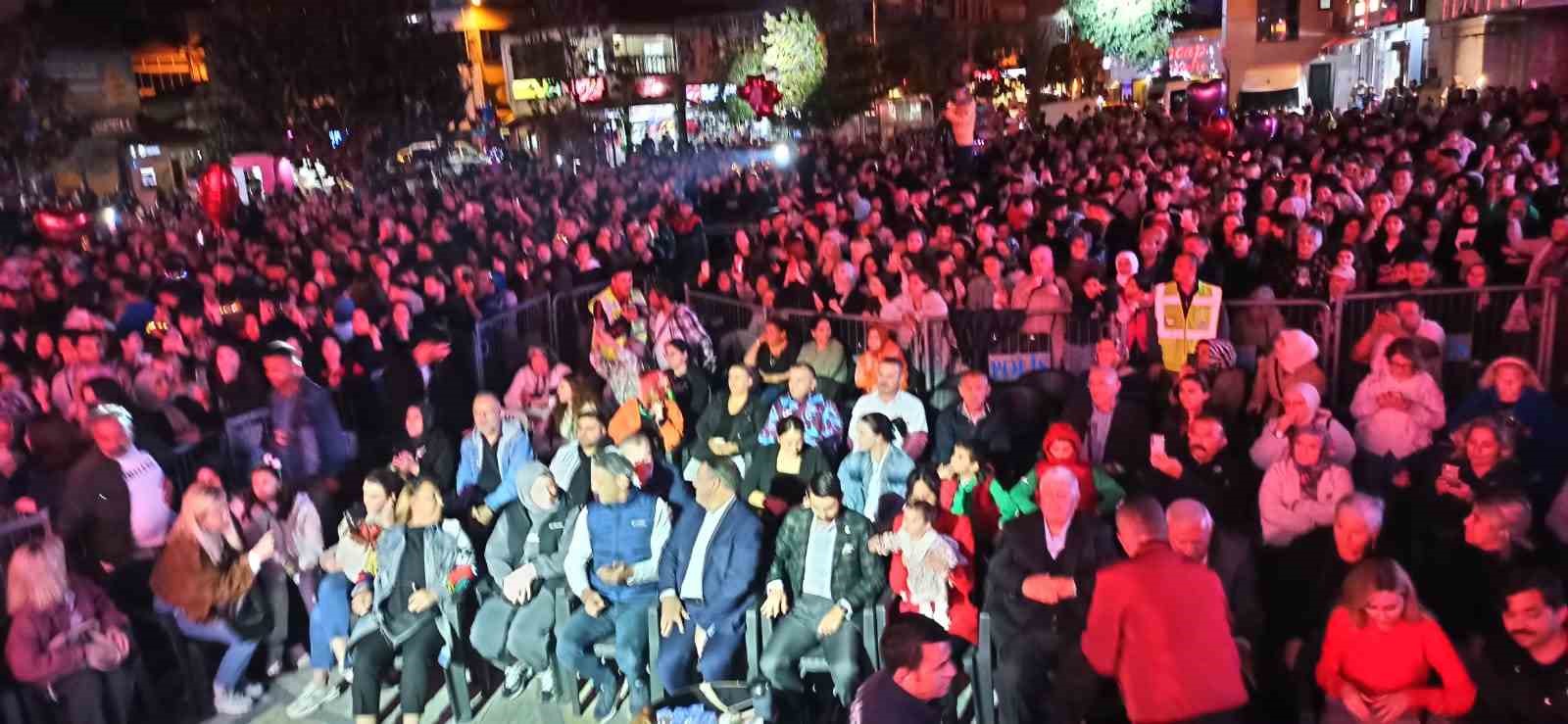 halk konserinde devrekliler sevcan orhan ile costu b9ajAmgn