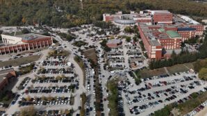 hastane cevresinde yol kenarina gelisiguzel park eden araclar ulasimi aksatiyor p9wuvatH