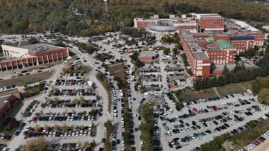 hastane cevresinde yol kenarina gelisiguzel park eden araclar ulasimi aksatiyor p9wuvatH