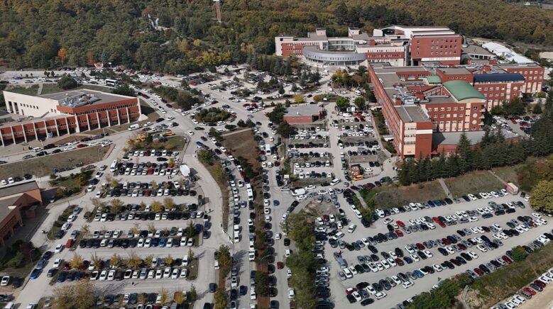 hastane cevresinde yol kenarina gelisiguzel park eden araclar ulasimi aksatiyor p9wuvatH