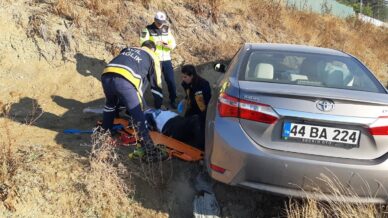 hastaneye giden yasli cift kazada yaralandi LcPZ5wWl